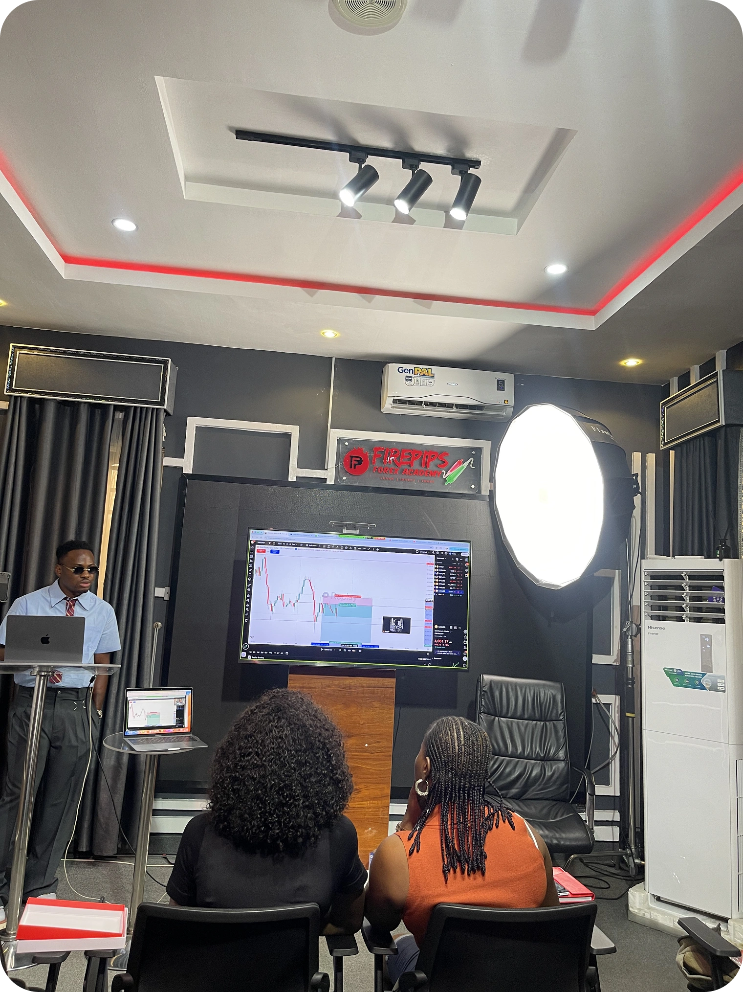 Jeffery Benson mentoring students during a live trading session on the Firepips Forex Academy trading floor