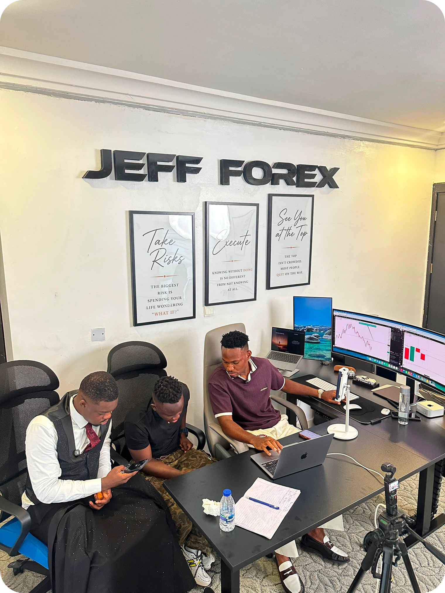 Jeffrey Benson analyzing live forex currency charts and market structure on a multi-screen trading setup